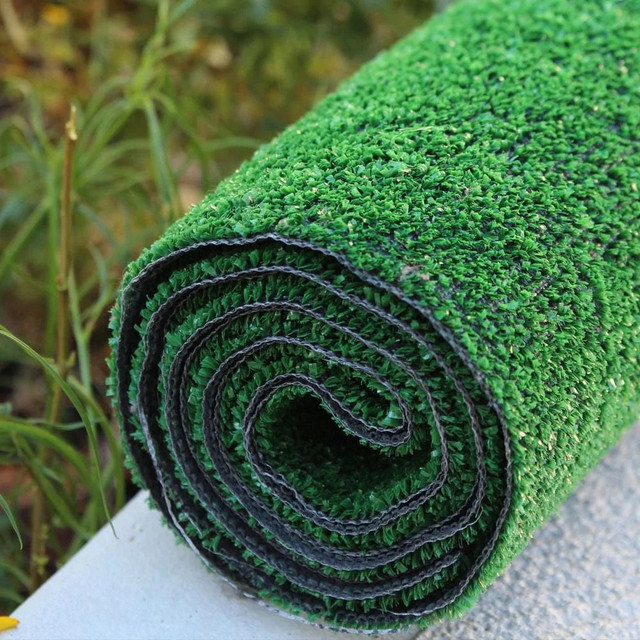 Outdoor rug Artificial Grass 6 ft. x 8 ft in Patio & Garden Furniture in Owen Sound - Image 3
