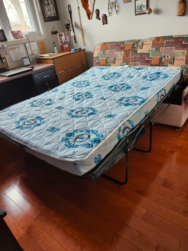 Divan lit EXCELLENTE OPPORTUNITÉ dans Sofas et futons  à Sherbrooke - Image 2