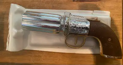 Vintage Avon Pepper Box Pistol 1850, Cologne Bottle, Everest with Original Box Pistol bottle Excelle...