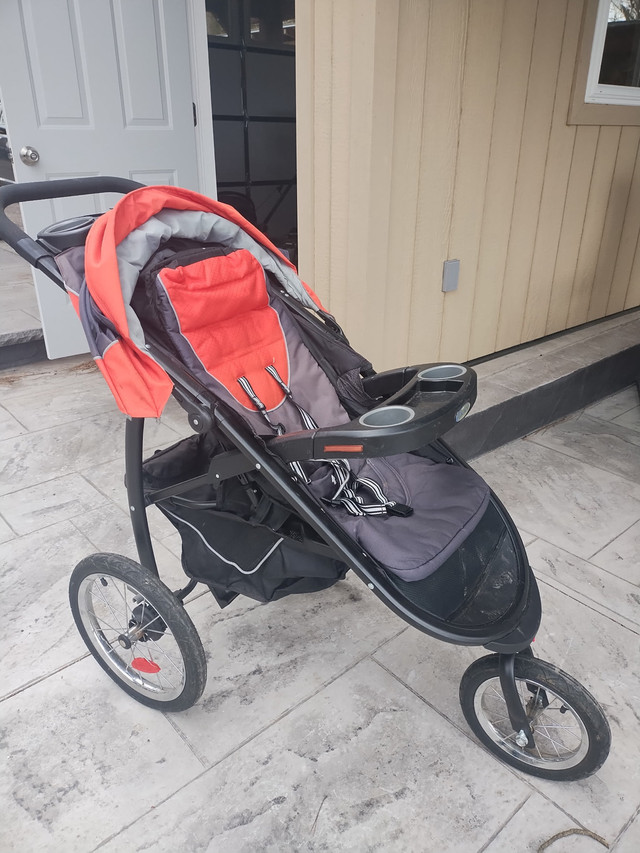 Graco  jogger stroller in Strollers, Carriers & Car Seats in Hamilton - Image 3