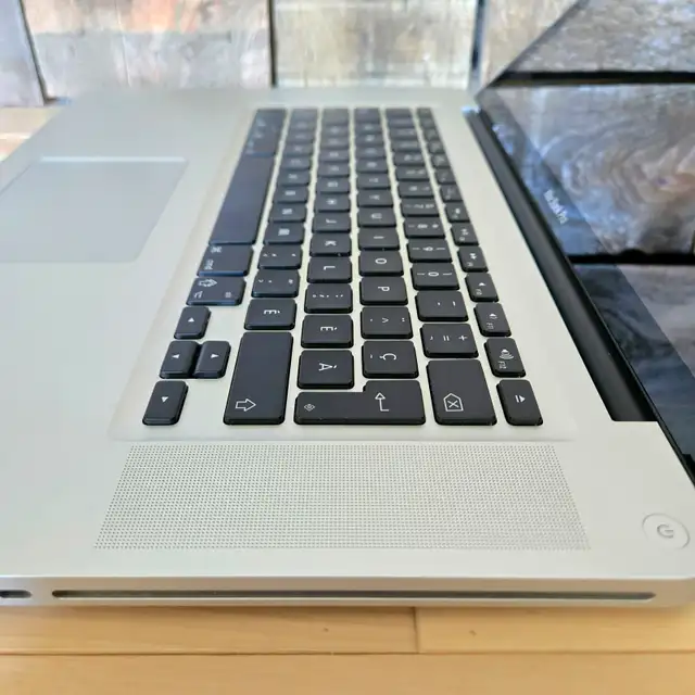 Macbook Pro Early 2011 15" | Intel i7 | 16 Gb RAM | SSD 240 Gb in Laptops in Laval / North Shore - Image 9