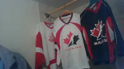 TeamCanadaBorWhite$39e trade4 iphonX-13mini SamsungS16, View more