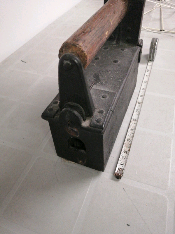 Antique Cast iron coal sad iron flat iron in Arts & Collectibles in London - Image 4