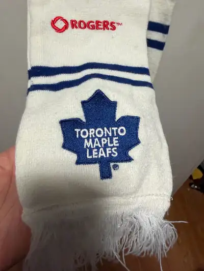 RARE Toronto Maple Leafs (ROGERS) scarf, View more