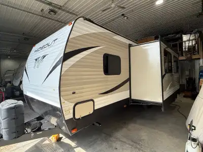 2019 KEYSTONE HIDEOUT 26LHSWE TRAVEL TRAILER. 1/2 ton towable, weighs 5709lbs, large slide, power aw...