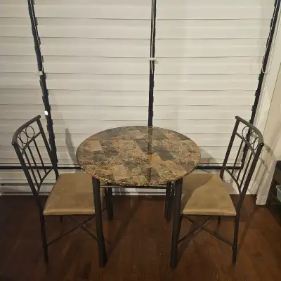 Petit ensemble table à manger de chez Meubles RD Bon état, très peu servi. *Besoin de petites visses...