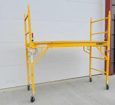 Get your projects done safely and efficiently with this Metaltech scaffolding! This sturdy scaffold...