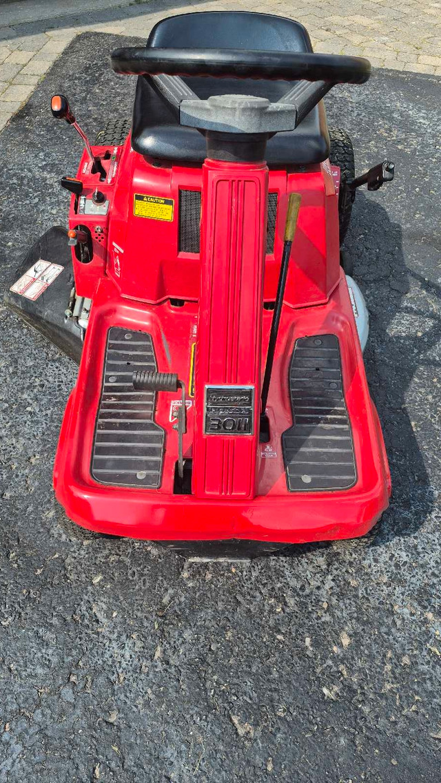Honda Riding Lawnmower in Lawnmowers & Leaf Blowers in Ottawa - Image 2