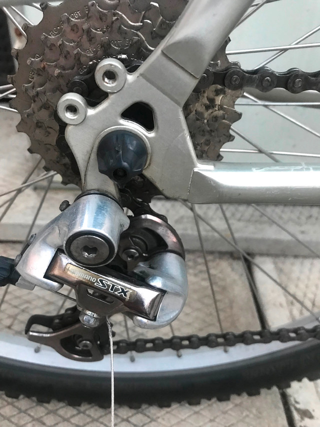 Vélo de montagne Giant Iguana SE 54cm, quasi neuf, léger dans De Montagne  à Ville de Montréal - Image 3