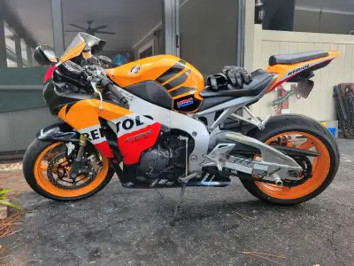 2009 cbr 1000rr repsol edition great bike. It's needs a front tire and brakes for saftey. I did a 0...