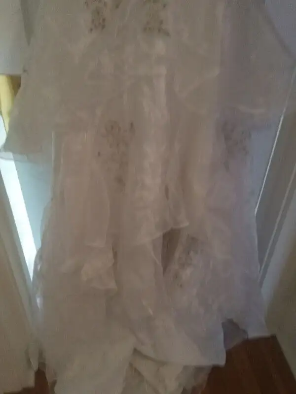 Beaded Wedding dress size 4-6 never worn in Wedding in Saskatoon - Image 7