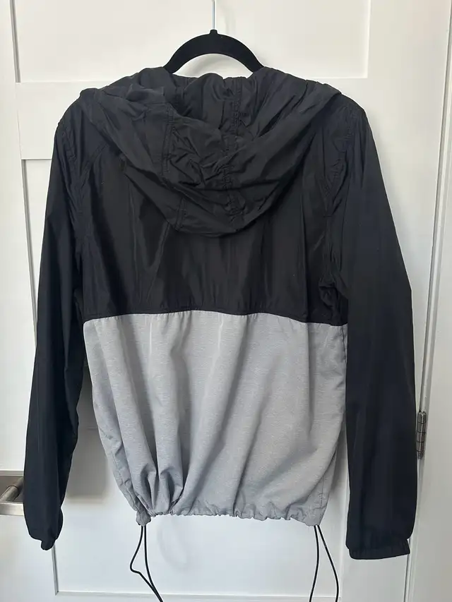 Women’s windbreaker rain coat with hoodie sweater in Women's - Tops & Outerwear in Laval / North Shore - Image 5