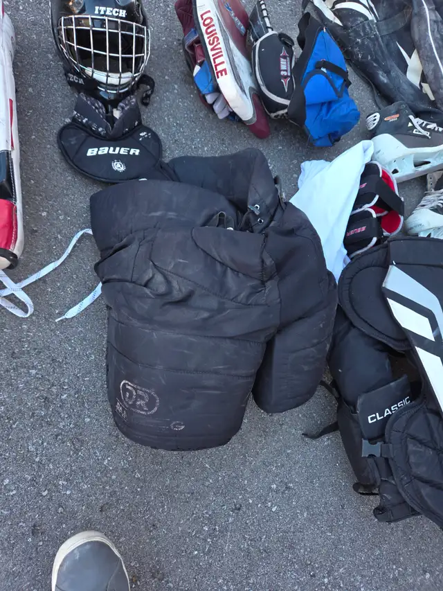 Goalie equipment in Hockey in Oshawa / Durham Region - Image 8