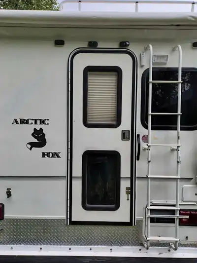 Fully renovated arctic fox 990. This is a true four seasons camper. 3 way fridge and freezer, 3 burn...