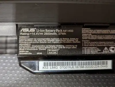 Batterie de portable ASUS. Fonctionne bien et tient la charge pour plusieurs heures malgré un âge de...