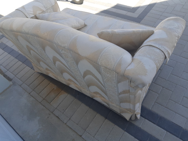 divan avec coussins et protection bras comme neuf dans Sofas et futons  à Trois-Rivières - Image 4