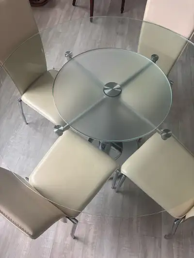 Dining table with Built-In Lazy Susan Smooth-Spinning 360° Functionality Excellent condition. Glass...