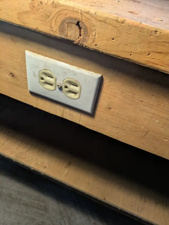 Work Bench with Cast Iron grip in Tool Storage & Benches in City of Toronto - Image 4