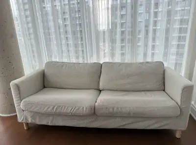 Très bon état. Je donne une housse grise pour changer la couleur. Les housses sont lavables.