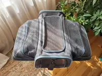 Expandable pet carrier/sac transporteur extensible