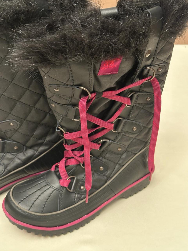 Sorel women’s boots in Women's - Shoes in Markham / York Region - Image 4