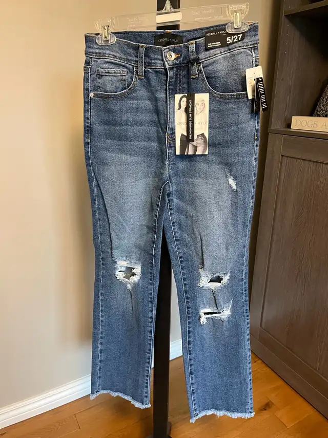 Brand New Kendall+Kylie high rise slim straight jeans in Women's - Bottoms in Barrie - Image 2