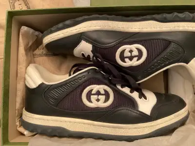 Great used condition, with box and dust covers. Size 38.