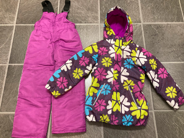 $50 firm size 6X fits bigger EUC like new Hot Paws snowsuit in Kids & Youth in Calgary