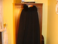 Belle capa en laine, couleur noir, longue