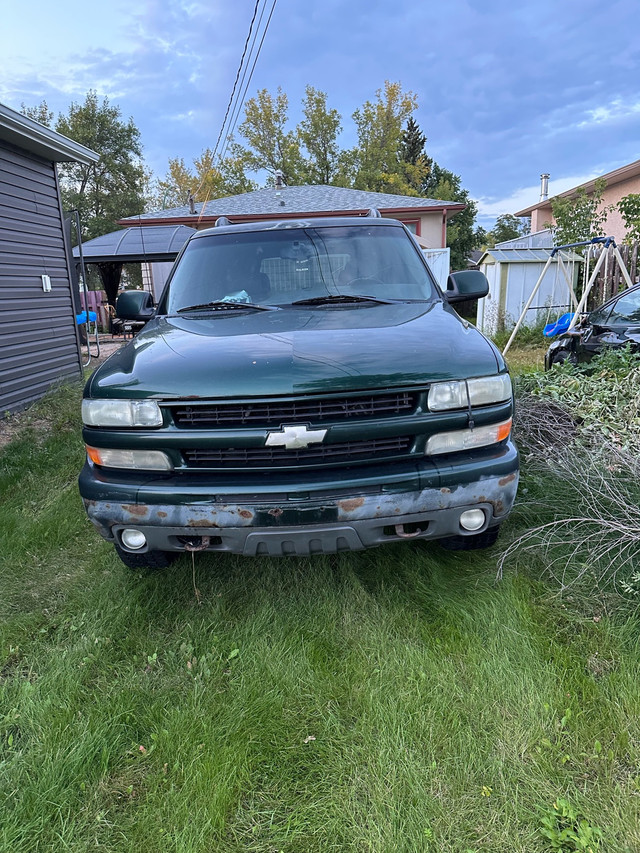 2003 suburban  in Cars & Trucks in Prince Albert - Image 2