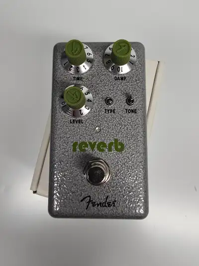 Fender Hammertone Reverb. Comme Neuf. Comprend la boite d'origine. La pédale a été inspecté et est c...