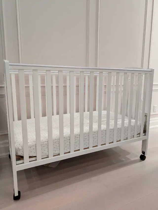 White baby crib + mattress in Cribs in City of Toronto - Image 2