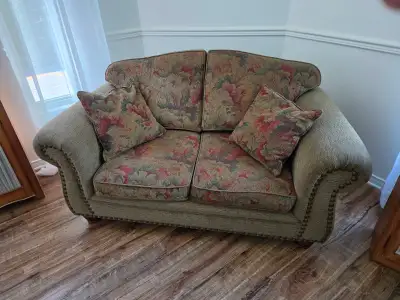 Deux causeuses et un fauteuil en bonne état, View more