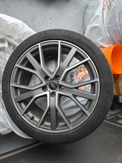 Audi Q3 Technik Rim + Continental performance all-season DWS tires, only used for 1 season.