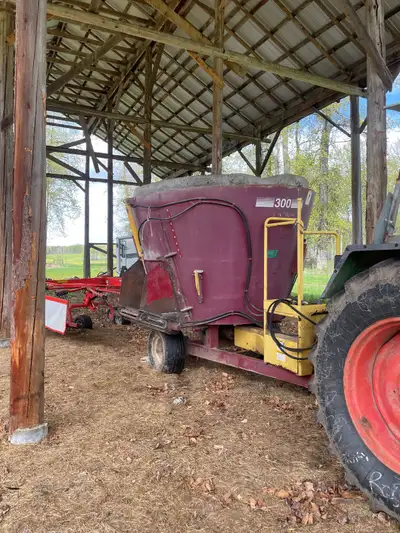 Tired feed wagons for sale Screws are thin they will still feed but might be just as useful for part...
