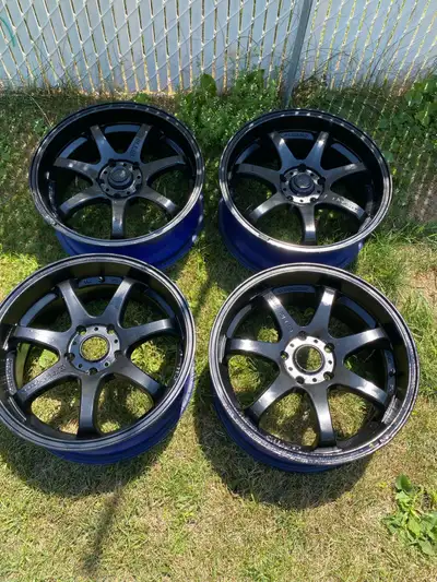 Je vends 4 Mags de Marque superlight par 17 p patem 5x114.3 mm (5x4.5 pouces) 5 trous était sur hynd...