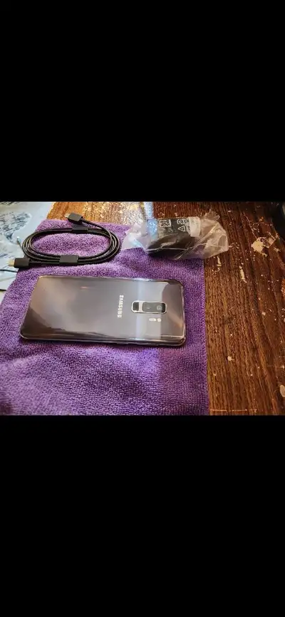 samsung s9 + cracked corner screen , View more