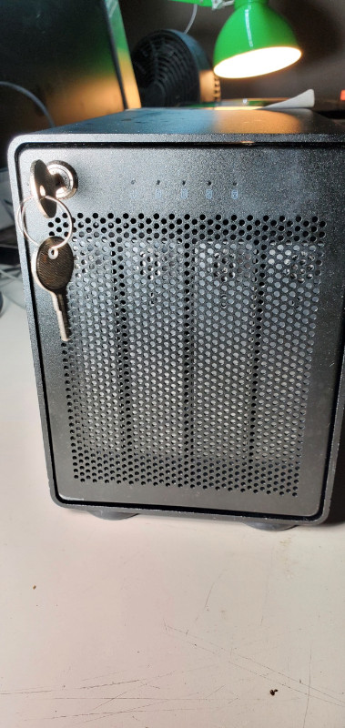AkiTio OWC Thunder 4 Quad X 4-Bay Thunderbolt 3 RAID Array Enclo in System Components in London - Image 4