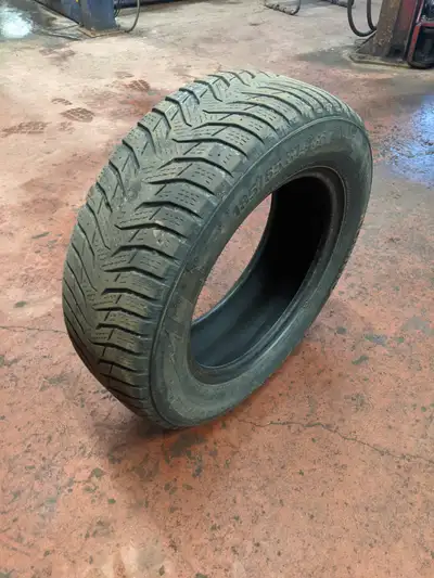 Selling a single Kumho winter tire in excellent condition. 185/65R14. The tire has 7/32 of tread rem...