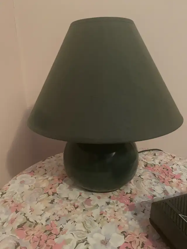 Two small desk/nightstand Lamps in Indoor Lighting & Fans in Ottawa - Image 3