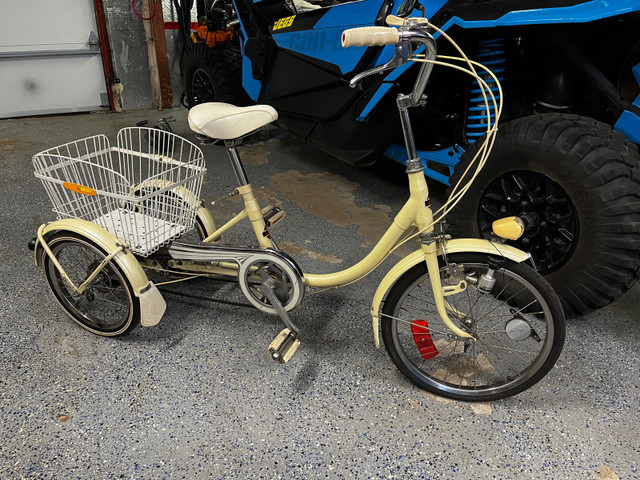 Vintage tricycle avec dynamo original dans Art et objets de collection  à Shawinigan