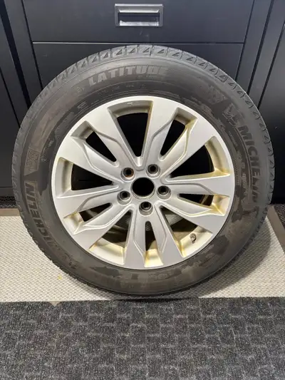 Selling a complete set of four genuine Honda 18-inch alloy rims with Michelin Latitude X-Ice winter...