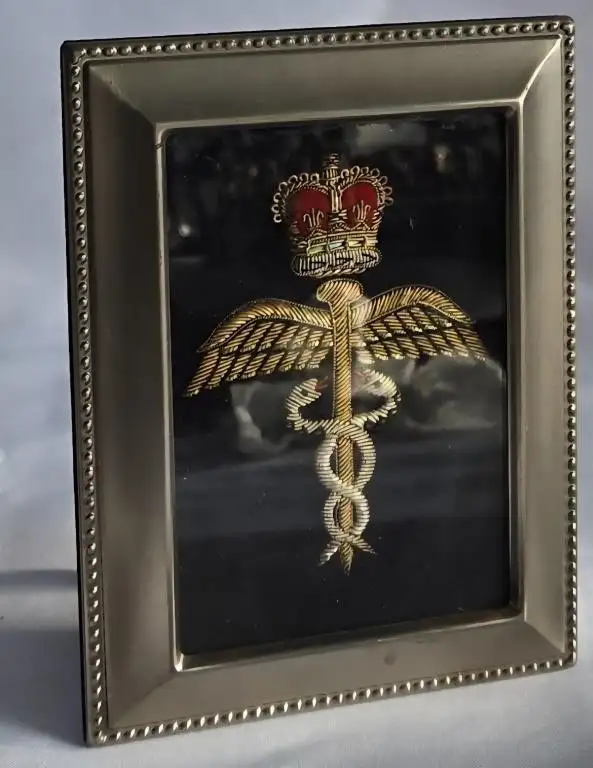 VINTAGE RAF MEDICAL CORPS EMBROIDERED INSIGNIA in Arts & Collectibles in Mississauga / Peel Region - Image 2