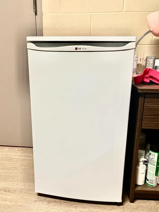 LG Mini Refrigerator with frozen in Refrigerators in Kitchener / Waterloo - Image 2