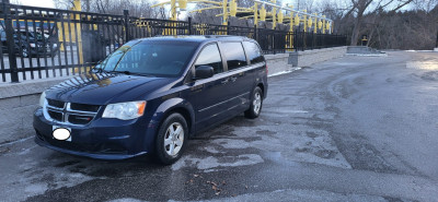 LOW KM 2013 DODGE GRAND CARAVAN 7 SEATER. POWER OPTIONS 116K