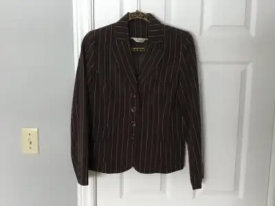 Size 6 brown blazer with 2 front pockets. Excellent condition. Non-smoking home. No holds without e-...
