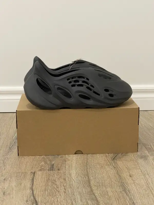 DS Adidas Yeezy Foam RNR Carbon size 11 in Men's Shoes in City of Toronto - Image 2