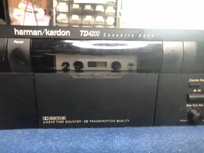 Le Harman Kardon TD4200 est un lecteur de cassettes stéréo à deux têtes du début des années 1990, ré...