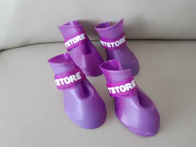 BOTTES EN SILICONE POUR CHIEN GRANDEUR: XL $10.00 POUR LES 2 PAIRES NEUVES VOIR MES AUTRES ANNONCES