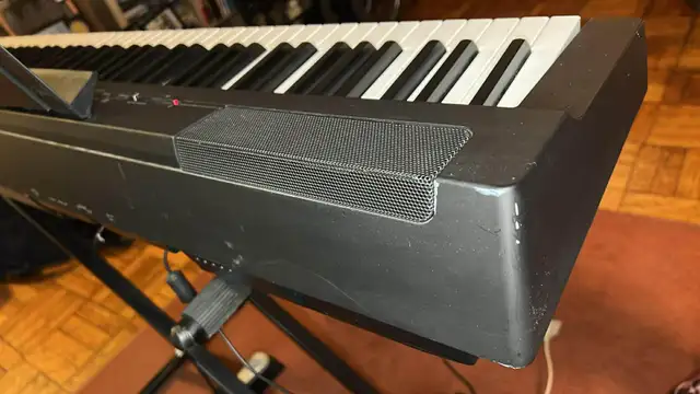 Yamaha P-125 Digital Piano + Stand + Sustain Pedal in Pianos & Keyboards in City of Toronto - Image 6